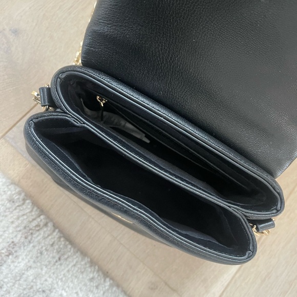 Elegant Black Handbag with Floral Accent - Picture 10 of 12